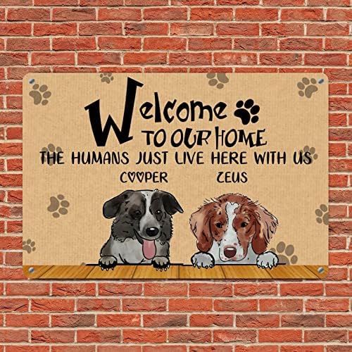 Alioyoit Забавно Куче-Метална Табела с Потребителски име на Кучето Добре дошли в нашата къща, Хората Тук с нас, Антични Врата Закачалка