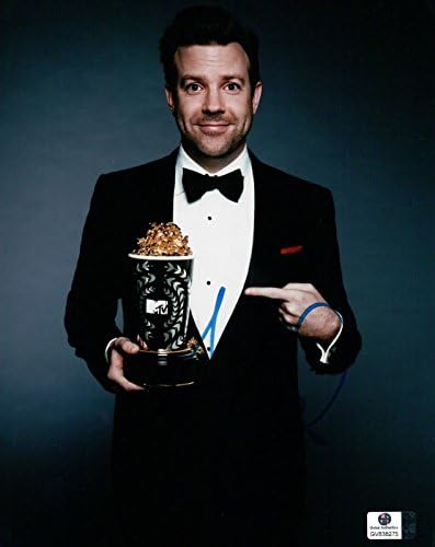 Джейсън Судейкис Подписа Снимка с автограф 8X10 В Смокинг, Держащем наградата на MTV Award GV838275