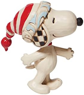 Миниатюрна фигурка Enesco Peanuts от Джим Shore Снупи в Коледното шапочке, 3 инча, Многоцветен