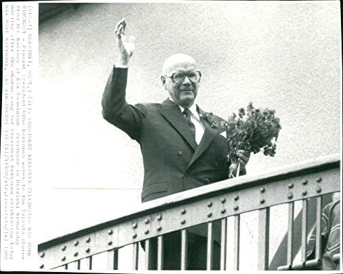 Реколта фотография на президента на Урхо Кекконена, който те махат с ръка, празнува своята 80-годишнина